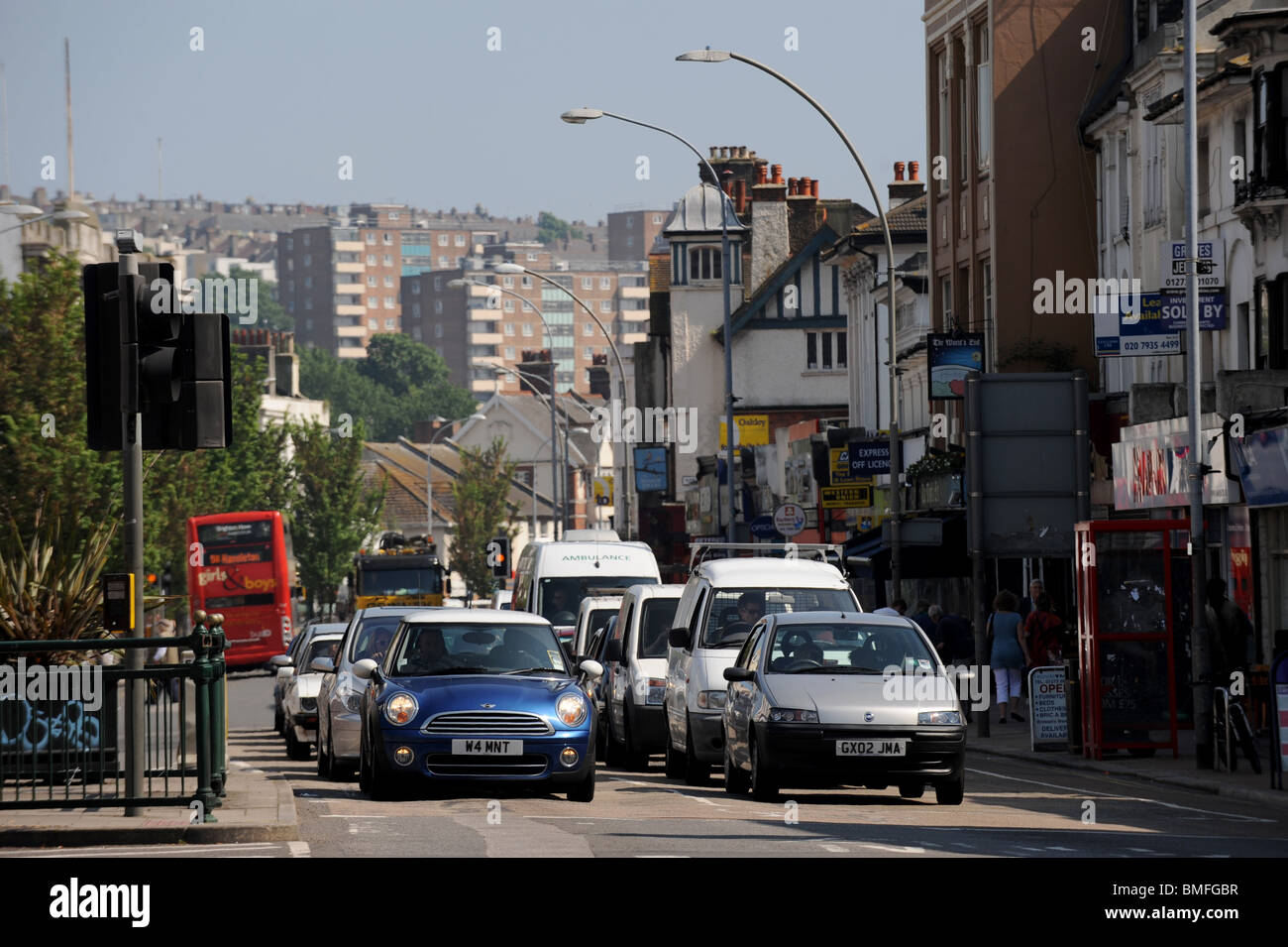 Verkehr wartet an der Ampel in Brighton, Großbritannien Stockfoto