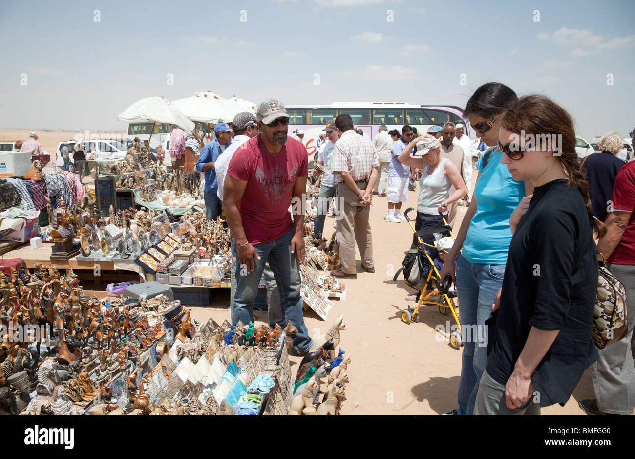 Westliche Touristen kaufen ägyptische Souvenirs, Gizeh, Kairo, Ägypten Stockfoto