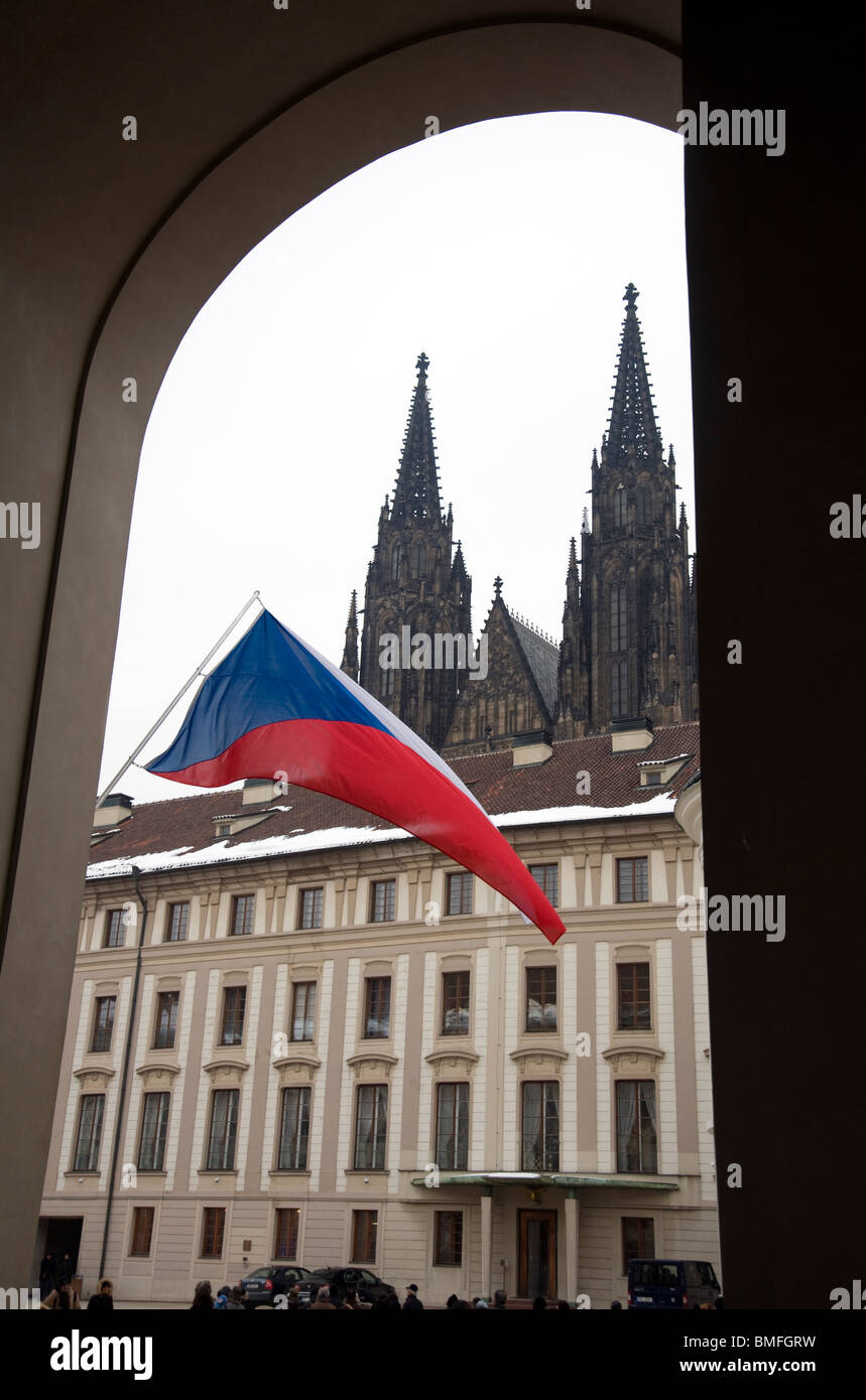 Tschechische Flagge fliegt durch einen Torbogen auf einen Hof in der Prager Burg, Regierungsbüros sichtbar hinter Stockfoto