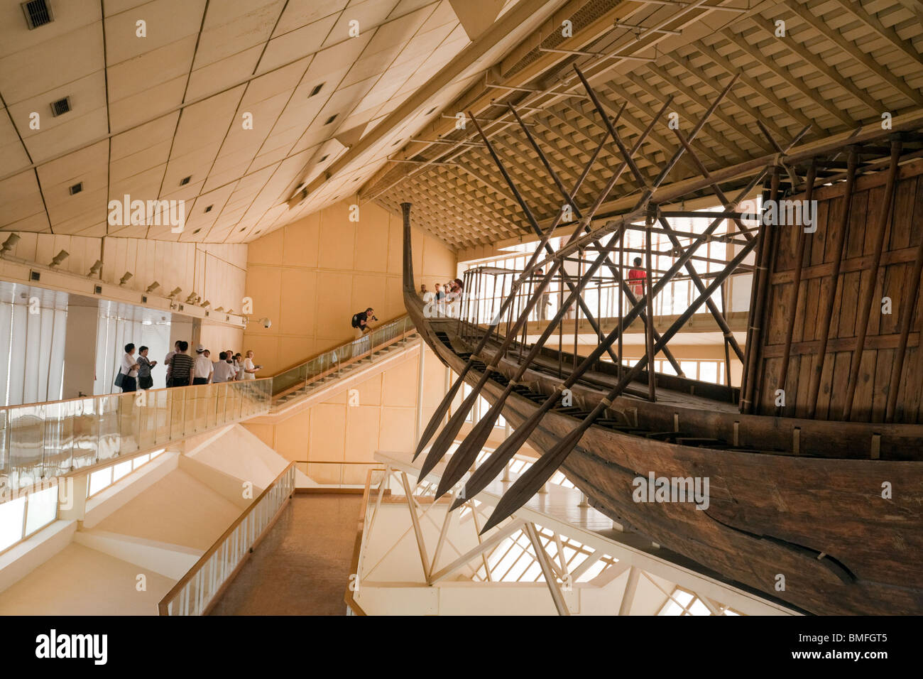 Touristen sehen Solarboot König Khufu (Cheop) in einem eigenen Museum am Fuße der großen Pyramide, Gizeh, Kairo, Ägypten Stockfoto