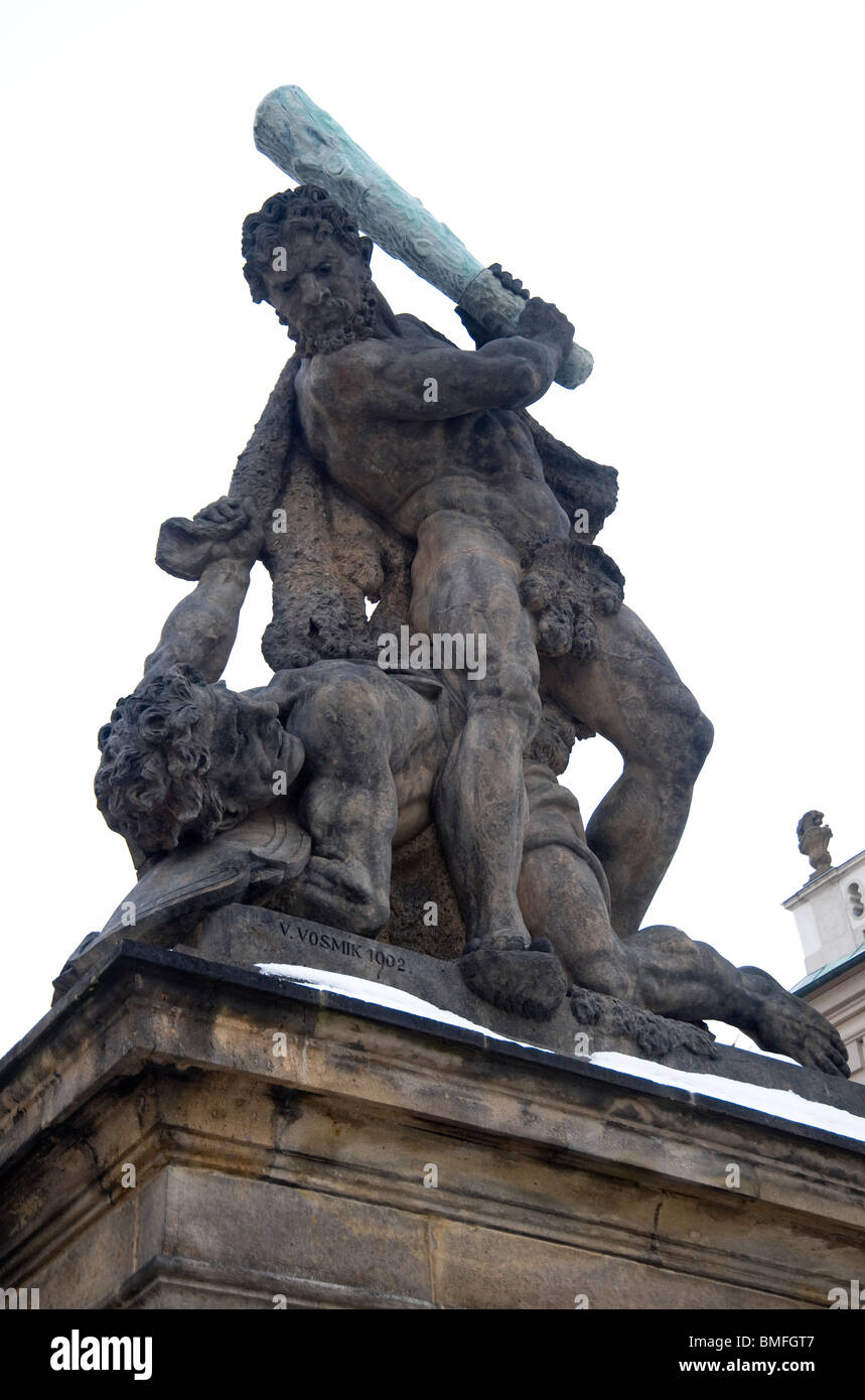 Statue vor den Toren der Prager Burg, eine gewalttätige Szene darstellen Stockfoto
