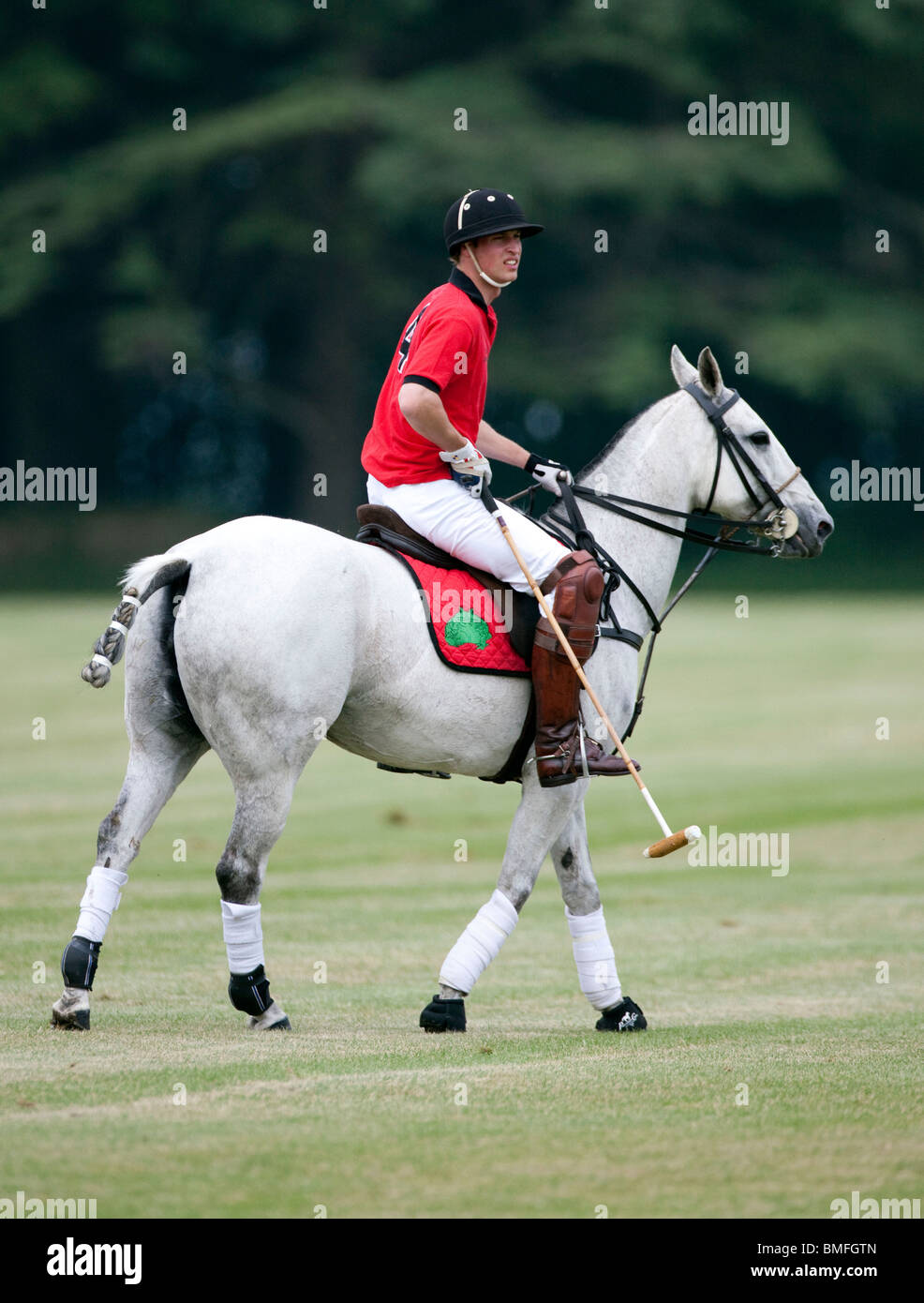 Großbritanniens Prinz William spielt in roten Nummer 4 für das Polo-Team Umbogo in Cirencester Parl in Gloucestershire Stockfoto