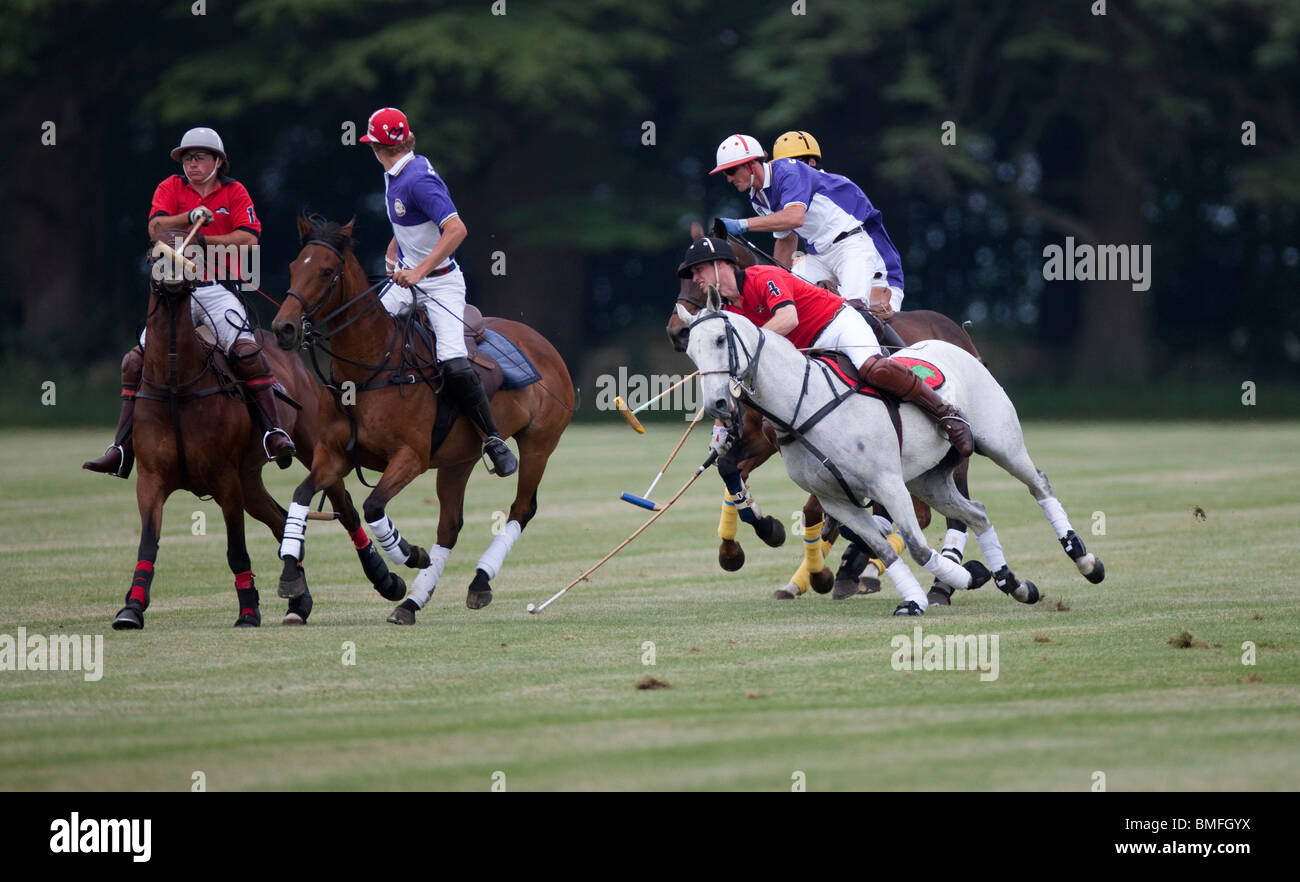 Großbritanniens Prinz William spielt in roten Nummer 4 für das Polo-Team Umbogo in Cirencester Parl in Gloucestershire Stockfoto