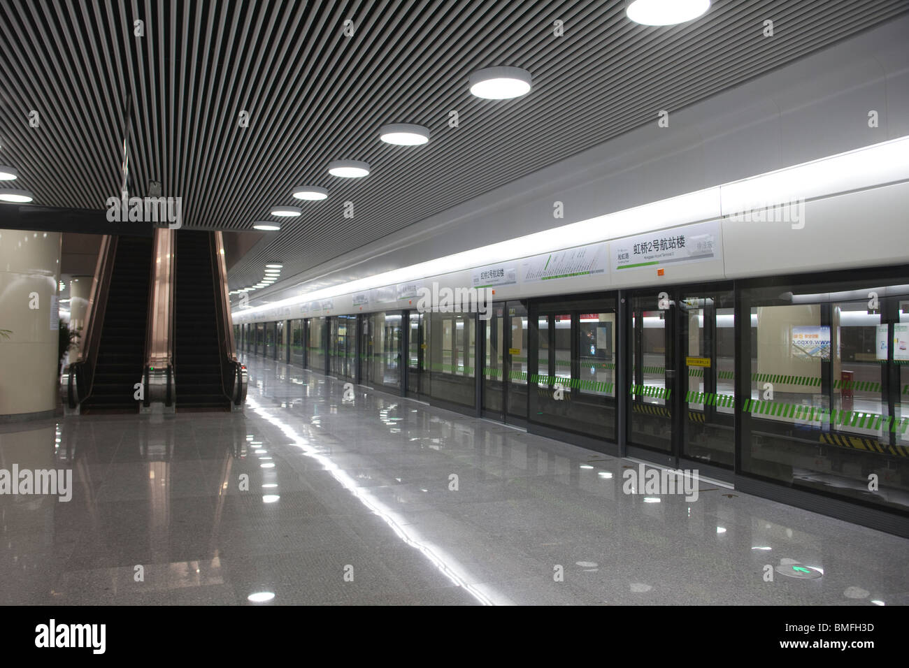 Hongqiao Flughafen Terminal 2 Station der U-Bahn Linie 2, Shanghai, China Stockfoto