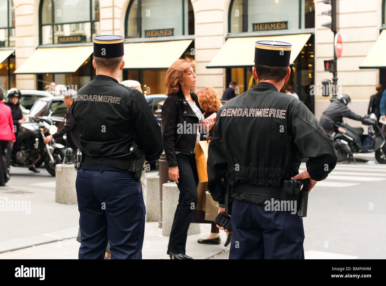 GENDARMEN AUF DER RUE DU FAUBOURG SAINT-HONORE, PARIS, FRANKREICH Stockfoto