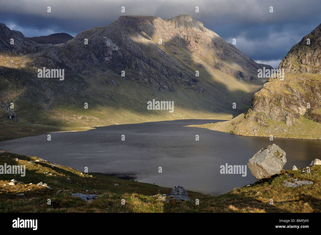 A' Mhaighdean und Dubh Loch von Carnmore, Fisherfield Wald, Schottland Stockfoto