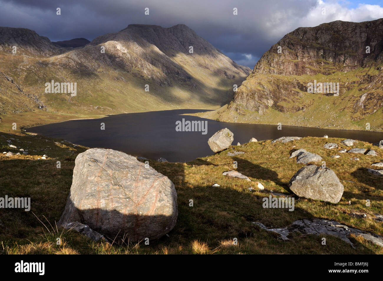 A' Mhaighdean und Dubh Loch von Carnmore, Fisherfield Wald, Schottland Stockfoto