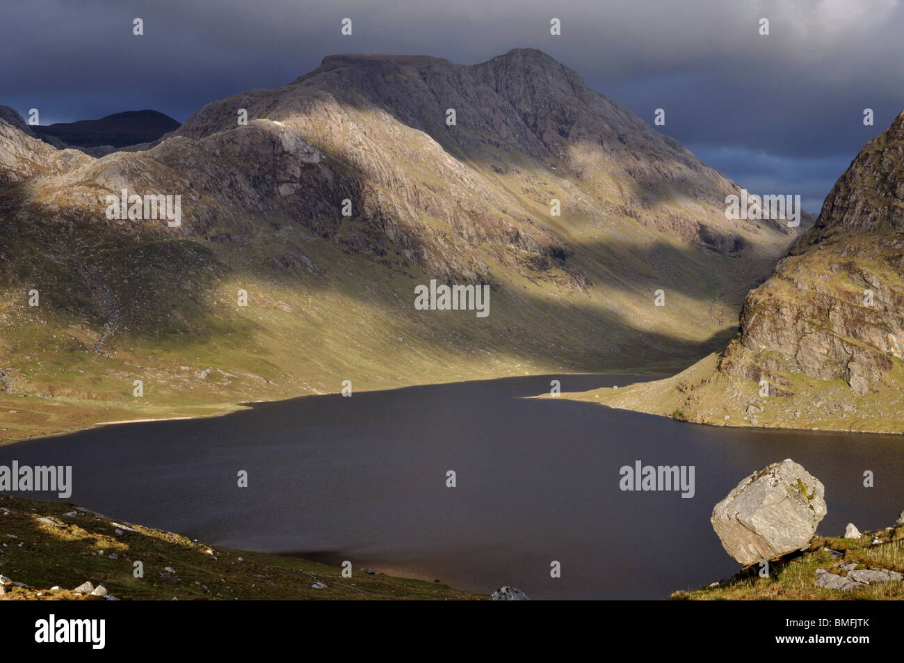 A' Mhaighdean und Dubh Loch von Carnmore, Fisherfield Wald, Schottland Stockfoto