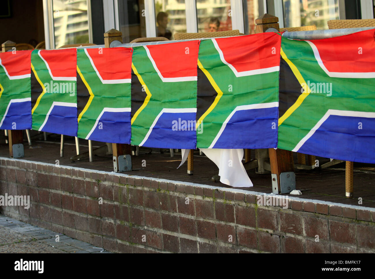 Reihe südafrikanischer Flaggen in der V&A Waterfront, um Besucher willkommen zu Fifa World Cup Host City 2010, Kapstadt Stockfoto