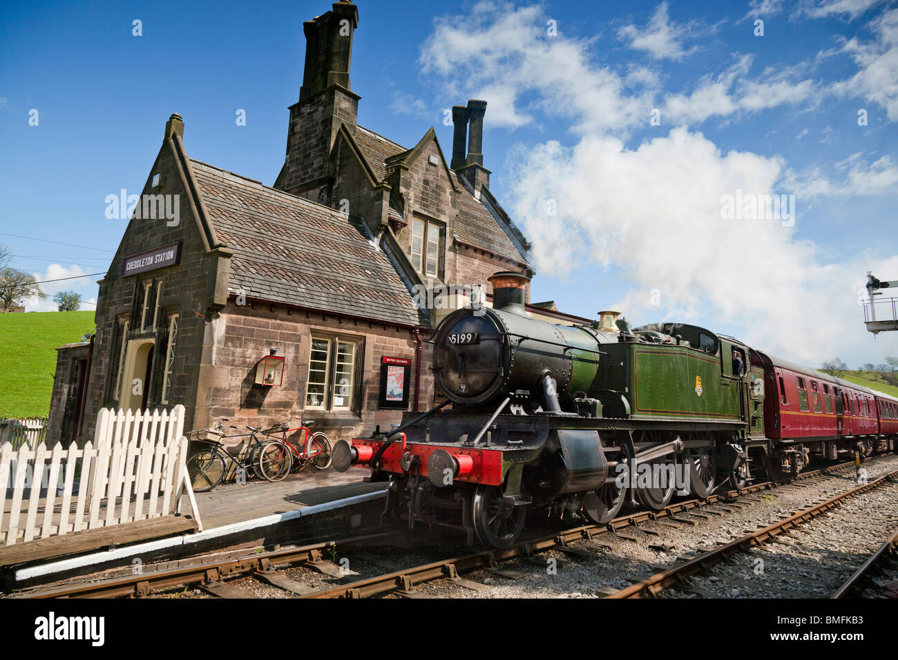 Ein Dampfzug durchläuft Cheddleton Station auf der Churnet Valley Railway. Stockfoto