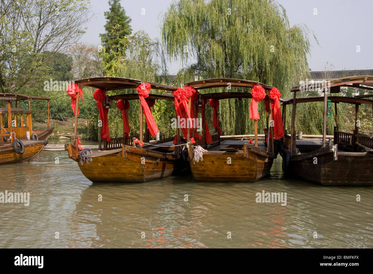 Ausflugsboote parken entlang des Flusses, Wuzhen, Tongxiang, Provinz Zhejiang, China Stockfoto