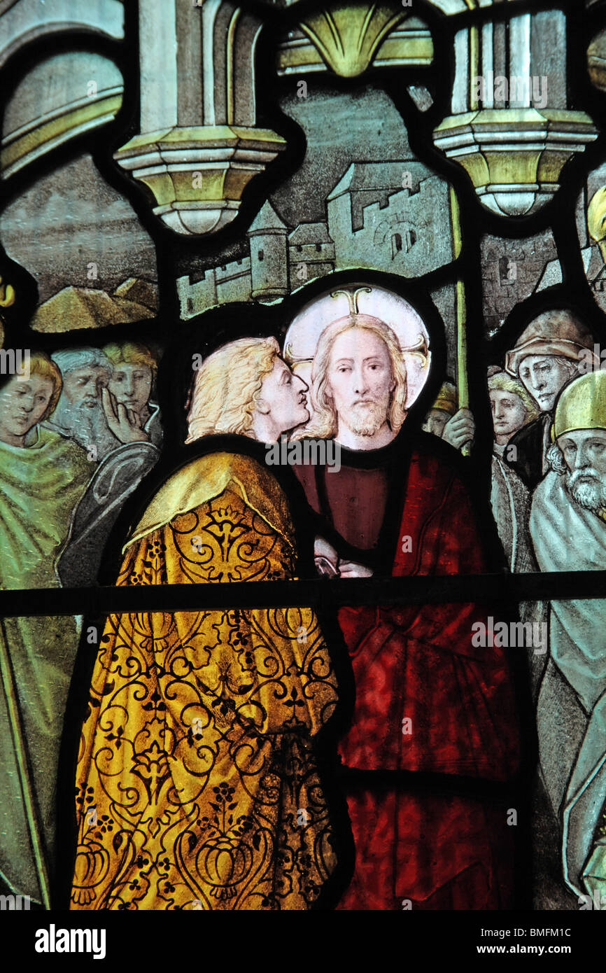 Detail einer Glasmalerei von Shrigley & Hunt aus dem Jahr 1904, in der der von Judas Iskariot, der St. Peter and St. Paul Church, Uppingham, Rutland, verratene Jesus dargestellt ist Stockfoto