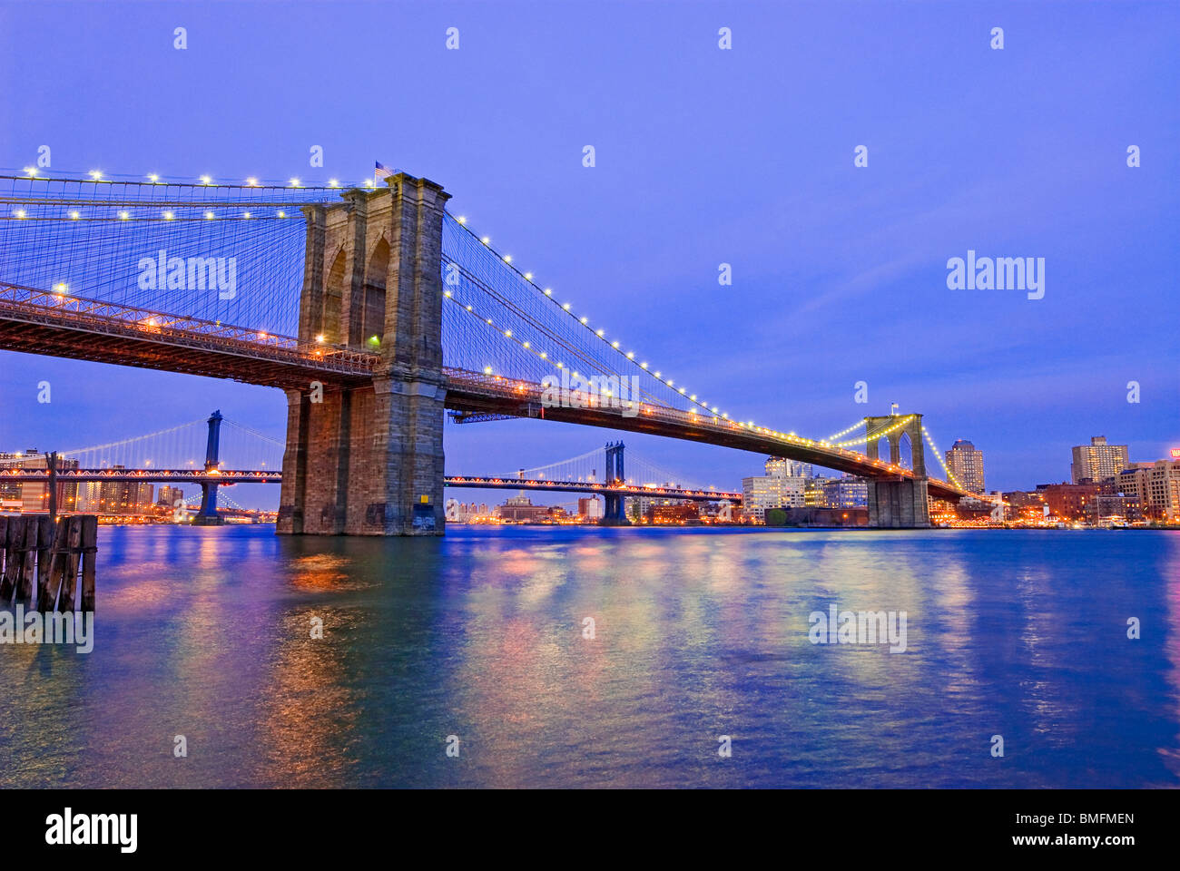 New York City, die Brooklyn Bridge über den East River mit der Manhattan Bridge im Hintergrund. Stockfoto