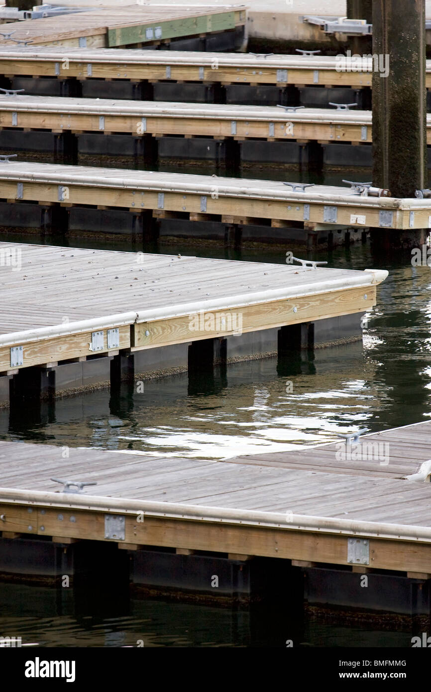 Leere Stahlrohr Finger Docks mit Stollen und Ecke Kotflügel in einer Marina. Stockfoto