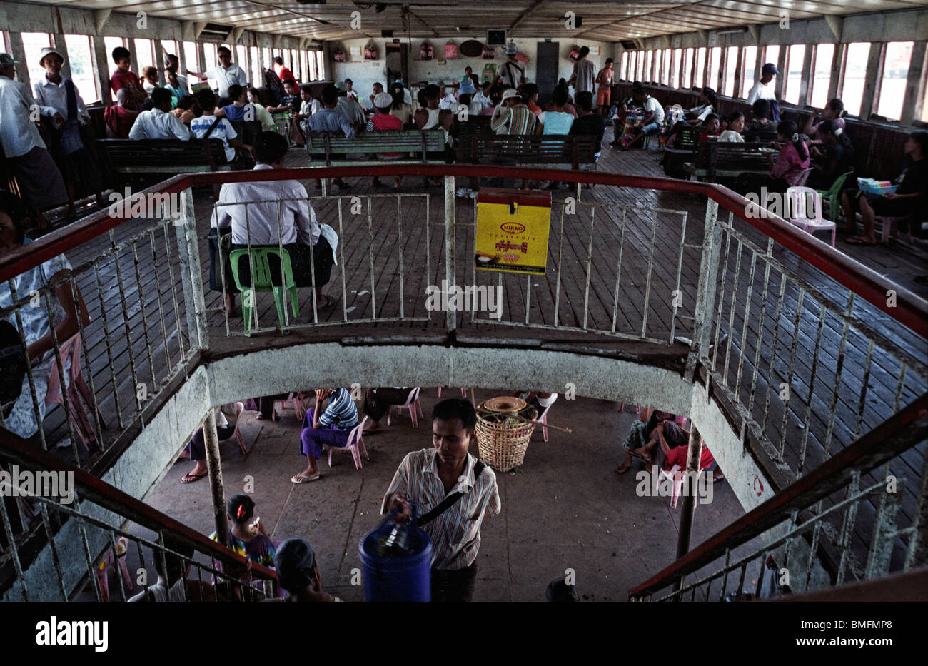 Fahrgäste fahren die Fähre auf der kurzen Überfahrt über den Yangon Fluss von Dallah nach Yangon, Mai 2010 Stockfoto