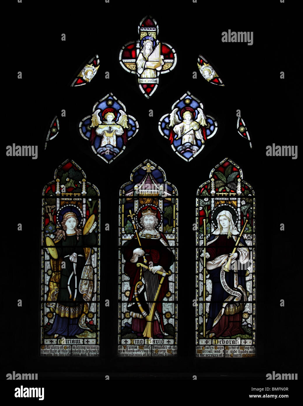 Ein Buntglasfenster aus dem Jahr 1908 von Clayton & Bell mit Figuren des Alten Testaments; König David, die heilige Miriam und die heilige Deborah, Wing Church, Rutland Stockfoto
