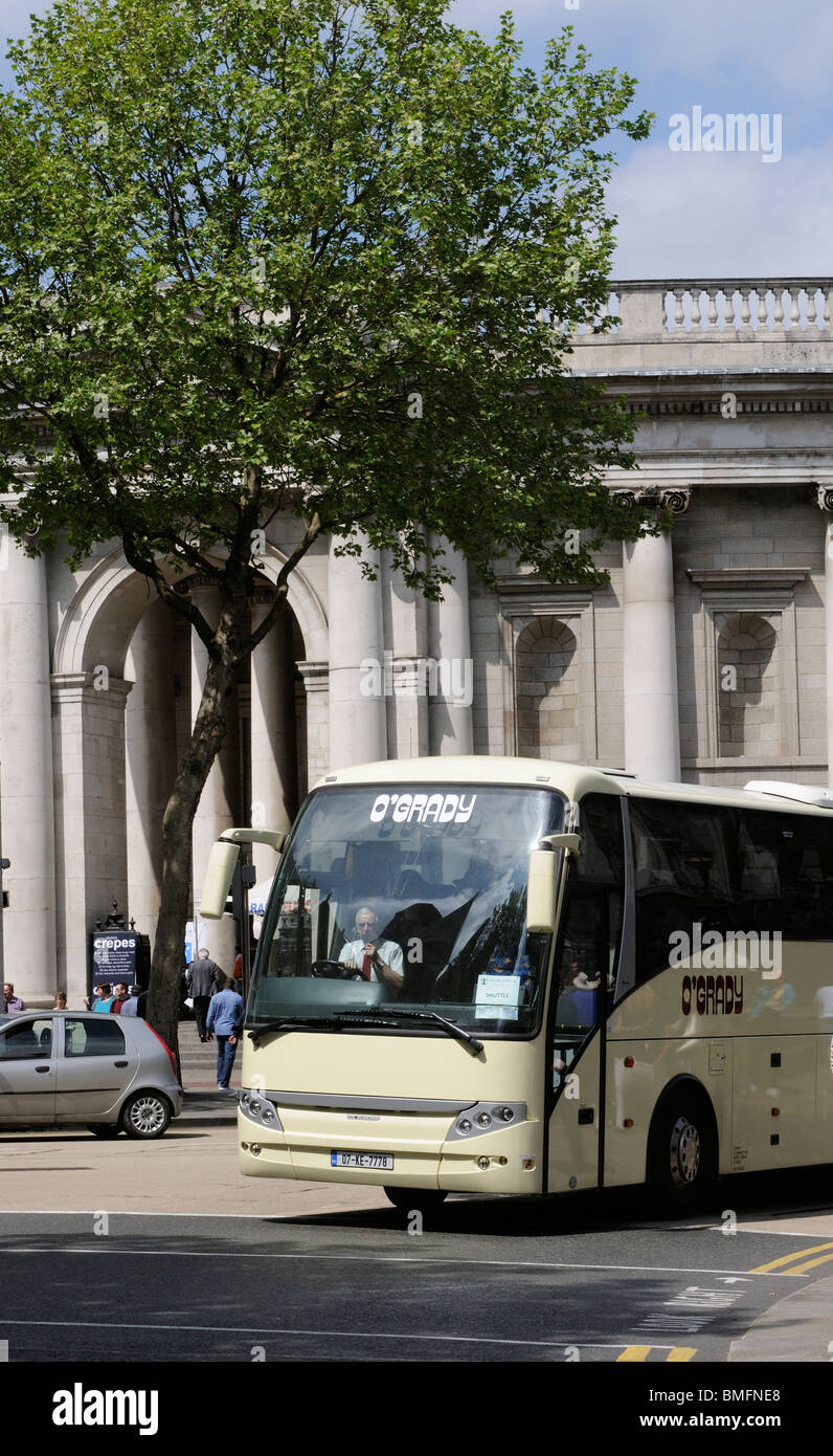 Ein O'Grady Stadtrundfahrt vorbei an der Bank of Ireland auf College Green in Dublin Irland Stockfoto