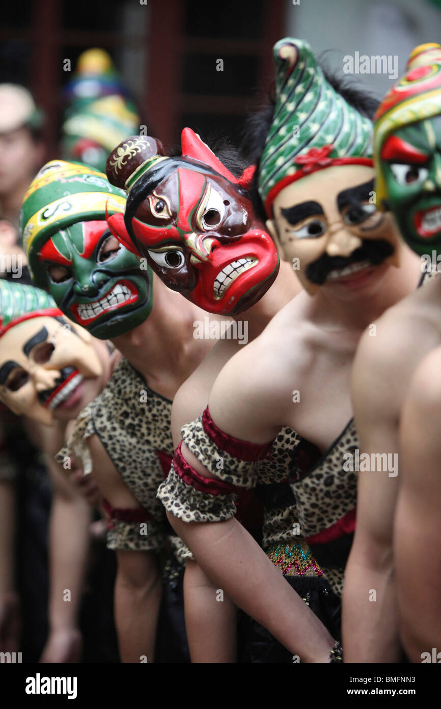 Männer Nuo Oper mit Maske, Shuangfeng, Nanbu County, Nanchong, Provinz Sichuan, China Stockfoto