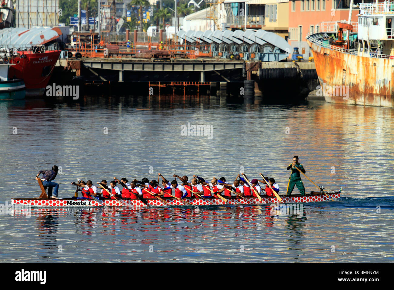 Drachenboot Ruderer üben an der V&a Waterfront Stockfoto