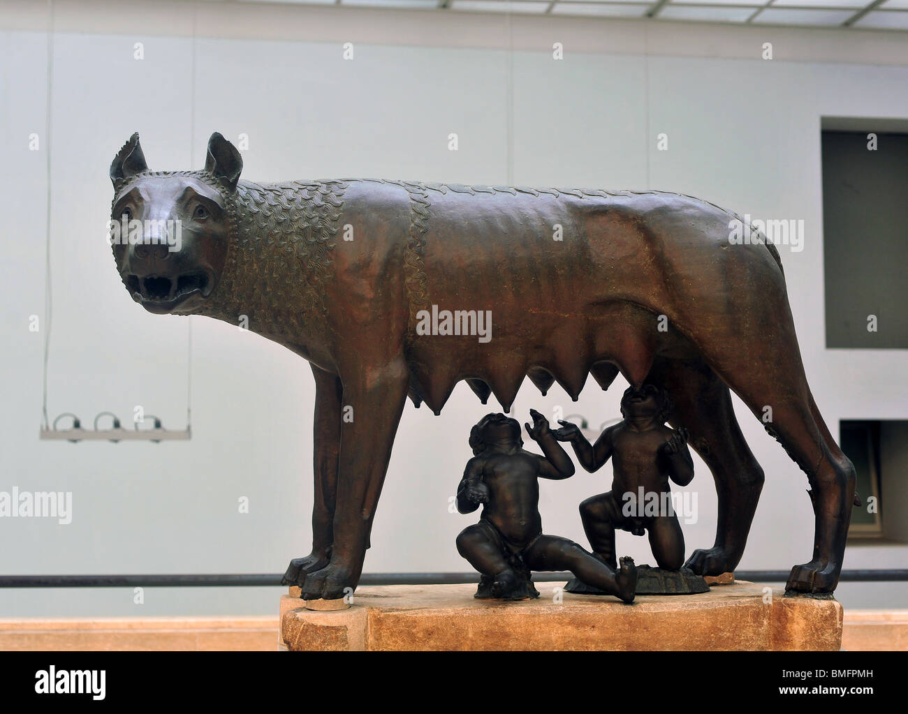 Der Kapitolinische Wolf (lat.: Lupa Kapitolina) ist eine Bronzeplastik im Kapitolinischen Museum, Rom, Italien. Stockfoto