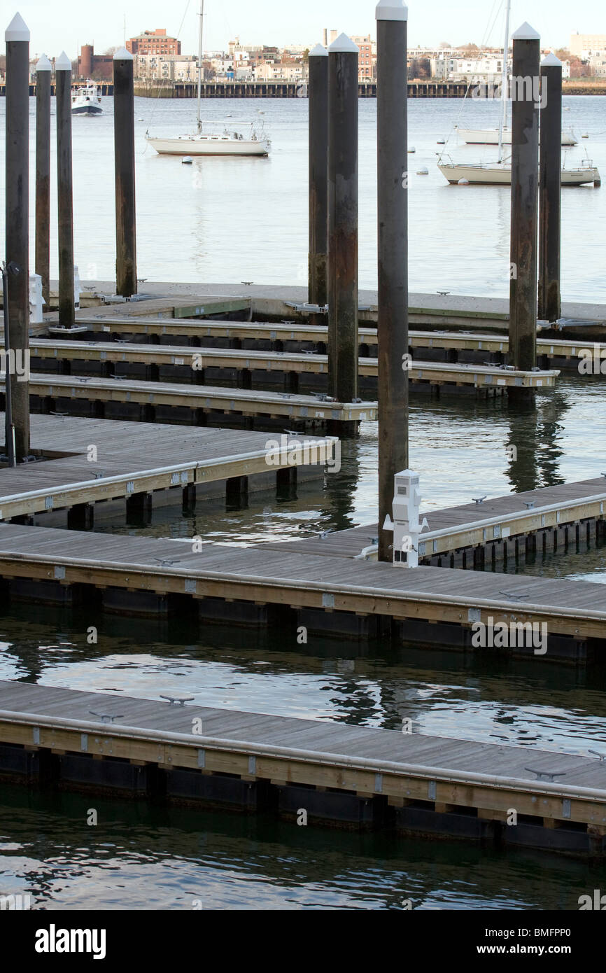 Leere Stahlrohr Finger Docks mit Stollen und Ecke Kotflügel im Hafen. Stockfoto