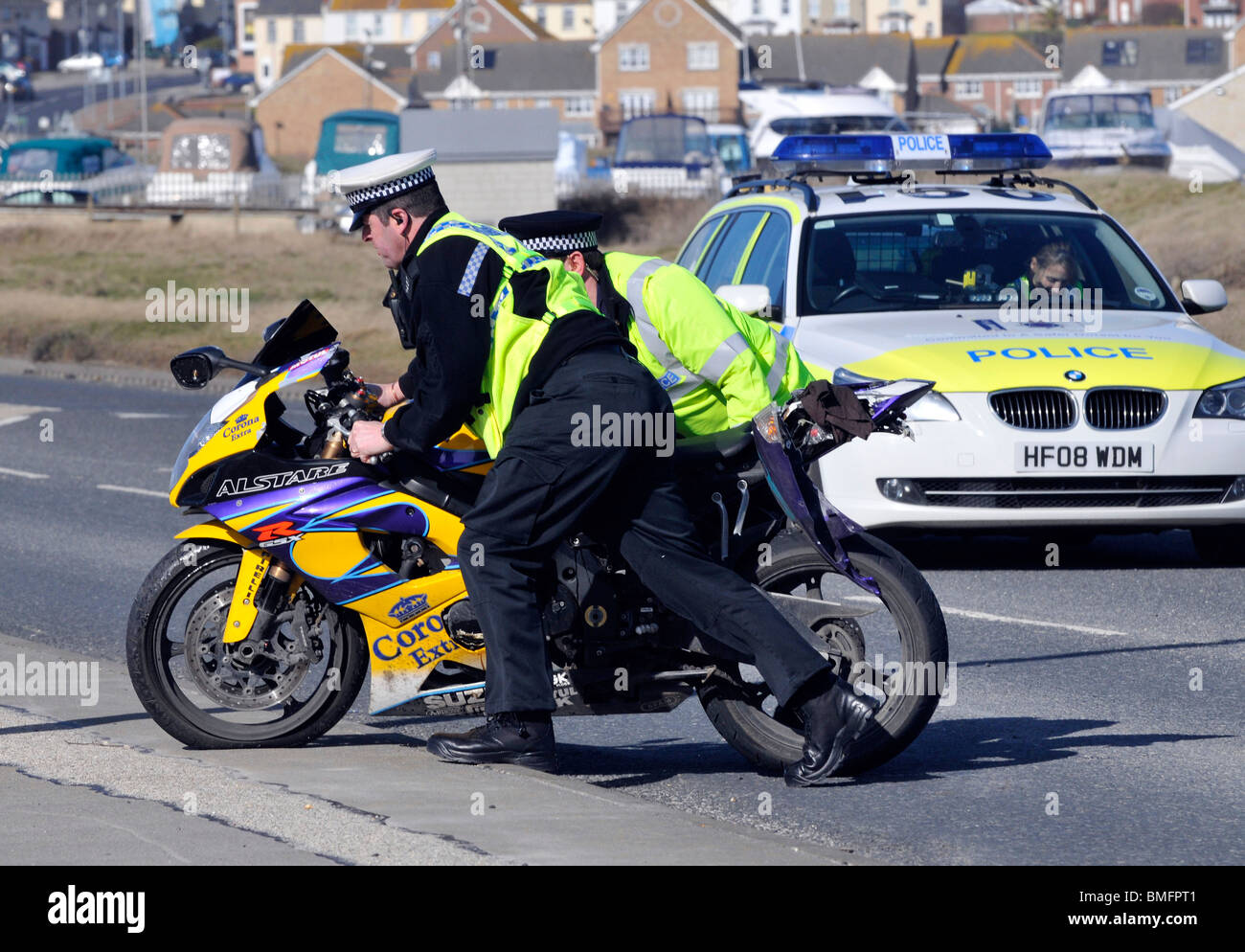Motorrad-crash, Polizeibeamte entfernen Sie das Wrack eines abgestürzten Motorrads aus Straße, Britain, Großbritannien Stockfoto