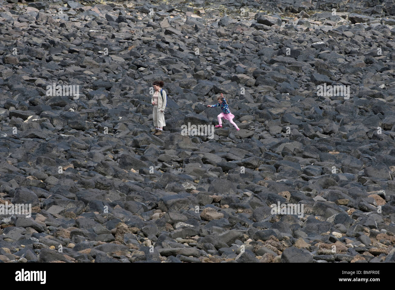 Elternteil mit Kind zu Fuß in Craster Northumberland Küste England UK Europe Stockfoto
