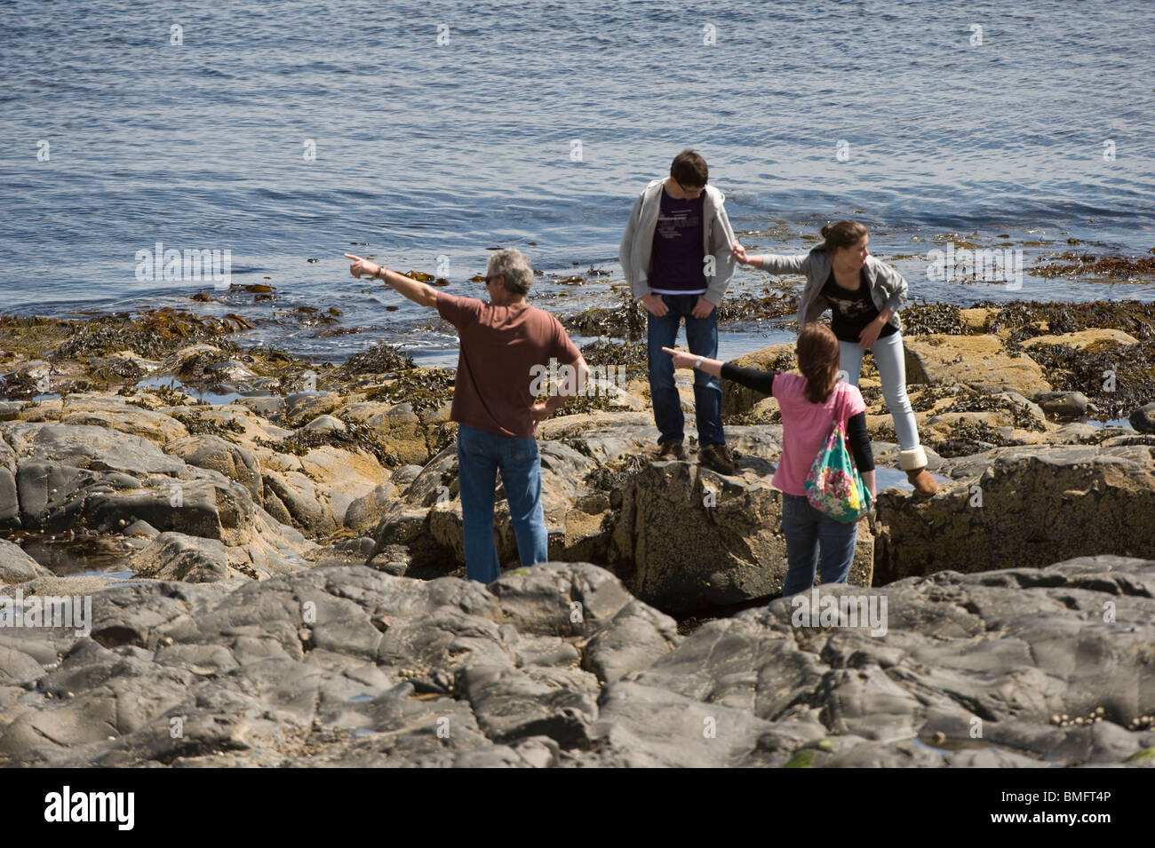 Familie erkunden Craster Northumberland Küste England UK Europe Stockfoto