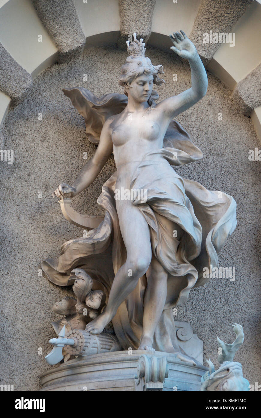 Weibliche Figur auf der Wandbrunnen Michaeler Flügel in der Hofburg Stockfoto