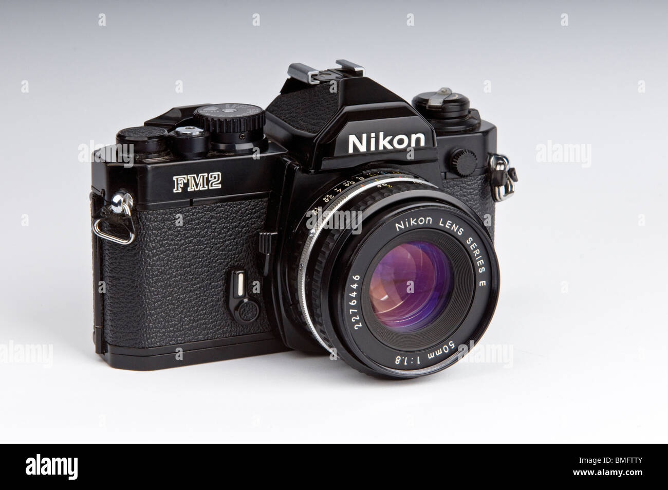 Nikon FM 2 Kamera auf weißem Hintergrund, Ausschneiden Stockfoto