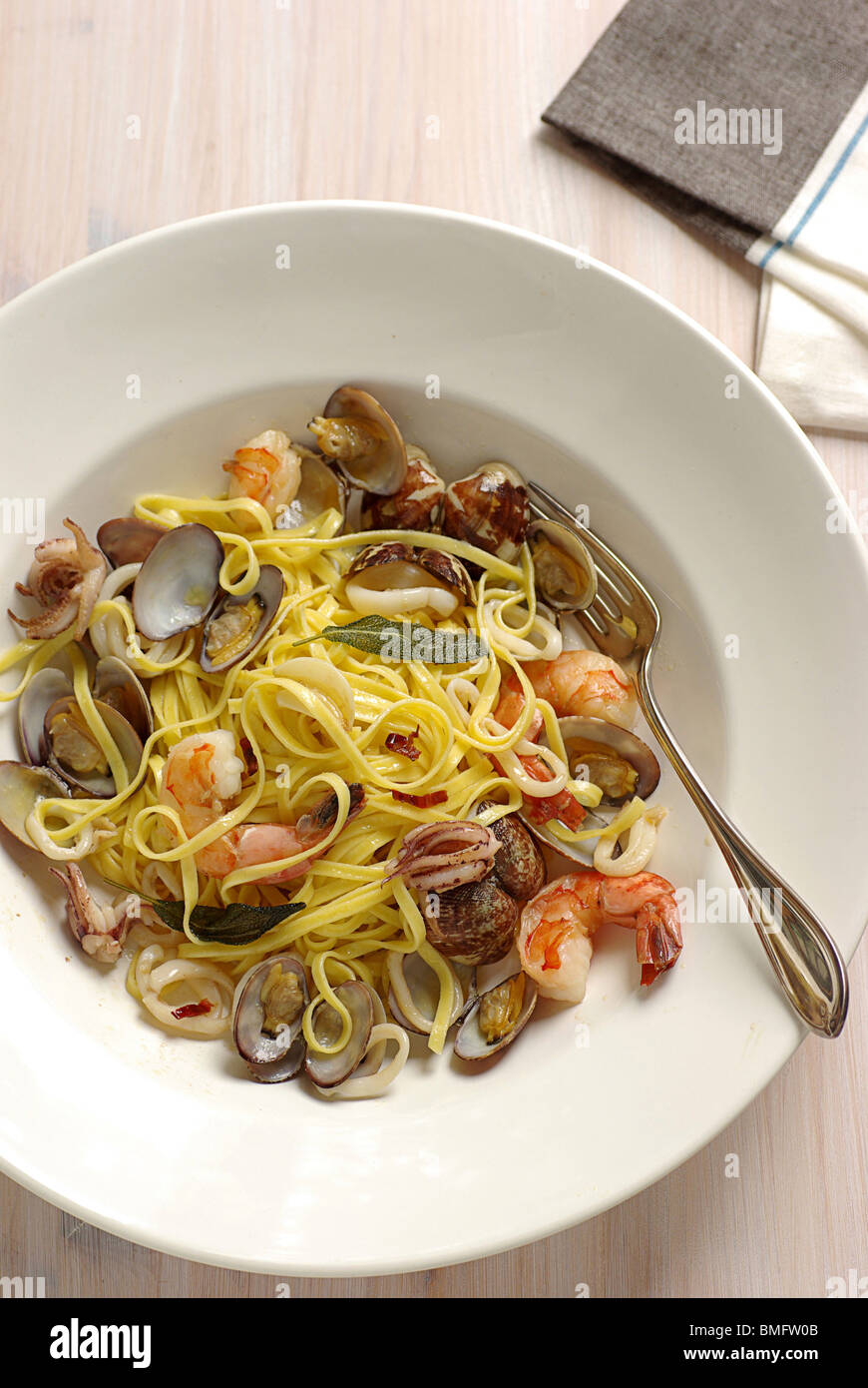 Spaghetti mit Meeresfrüchten-Sauce auf einem weißen Teller Stockfoto
