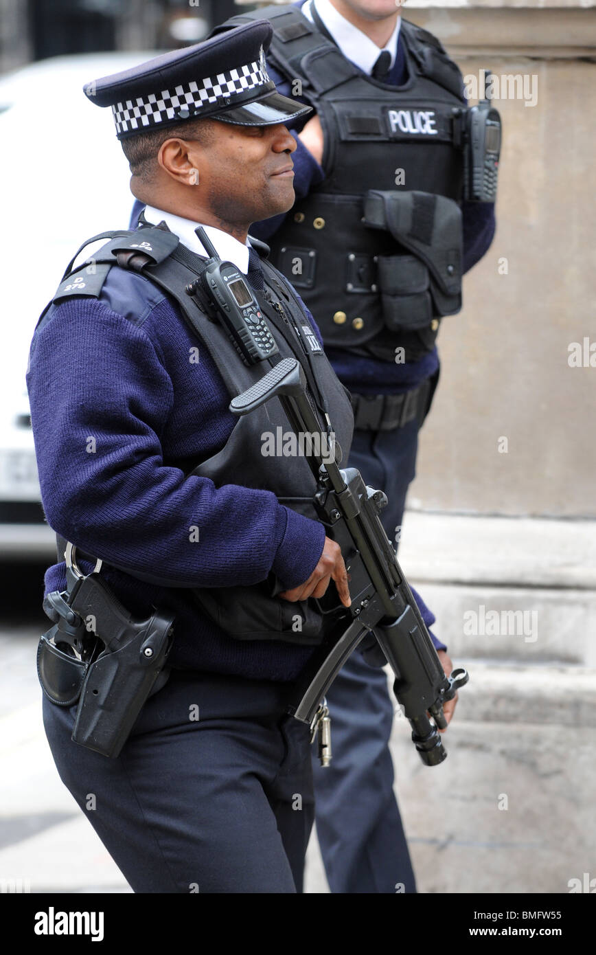 Polizist, bewaffneten Polizisten, Polizisten, England, UK Stockfoto