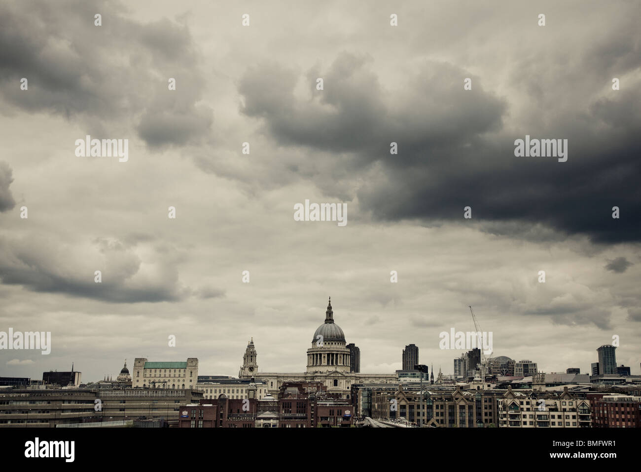Panoramablick über die Skyline von London wie St. Pauls Kathedrale Kunstgalerie Tate Modern unter schwarzem Gewitterhimmel 2010 entnommen Stockfoto