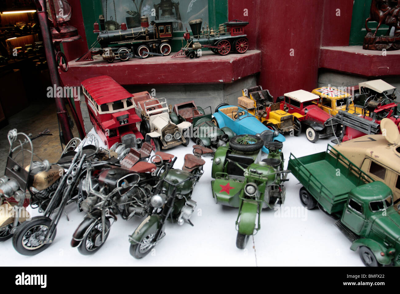 Auto und Motorrad Modelle auf dem Display, Antikmarkt Panjiayuan, Peking, China Stockfoto