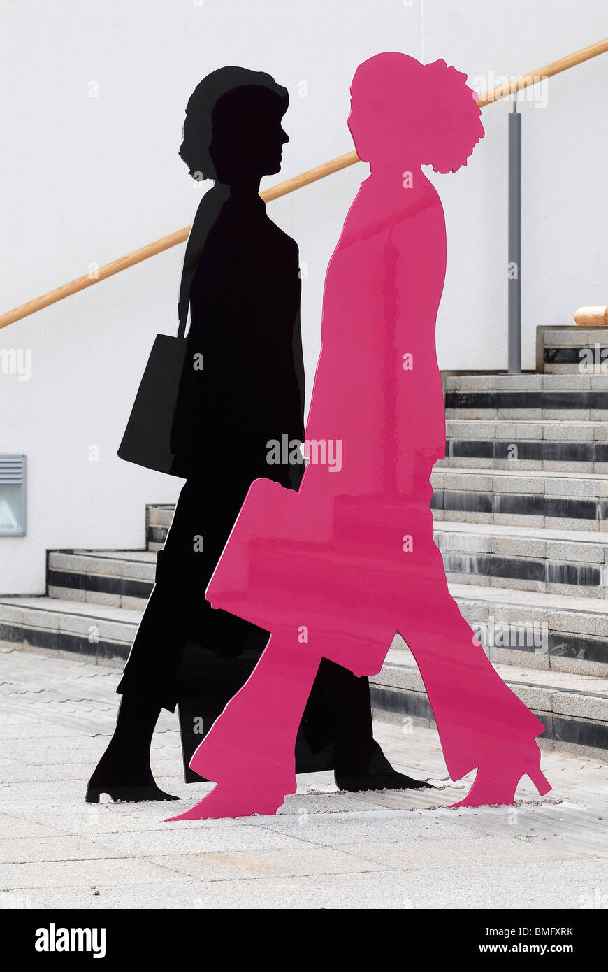 Silhouette Statuen Outdside die neue Avon Produkte Inc UK HQ in Northampton. Stockfoto