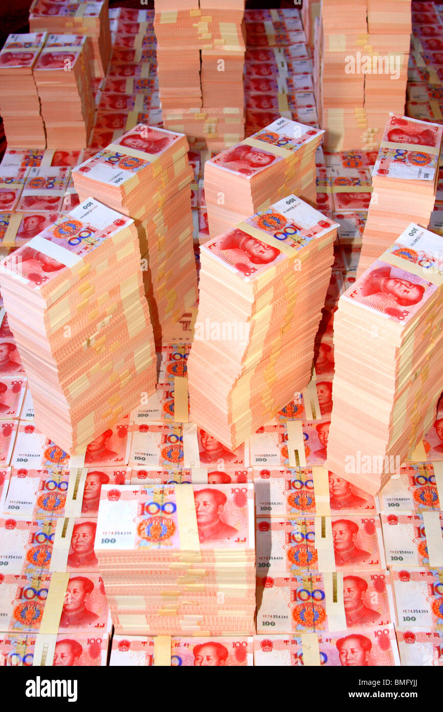 Stapel von chinesischen RMB Rechnungen mit hundert Yuan in bare Münze, Peking, China Stockfoto