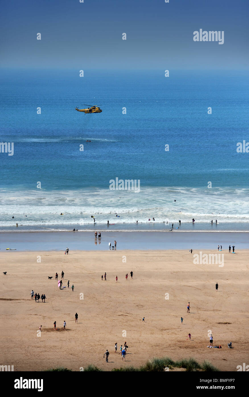 Ein Hubschrauber der Küstenwache in einer Übung vor Woolacombe Beach in North Devon UK Stockfoto