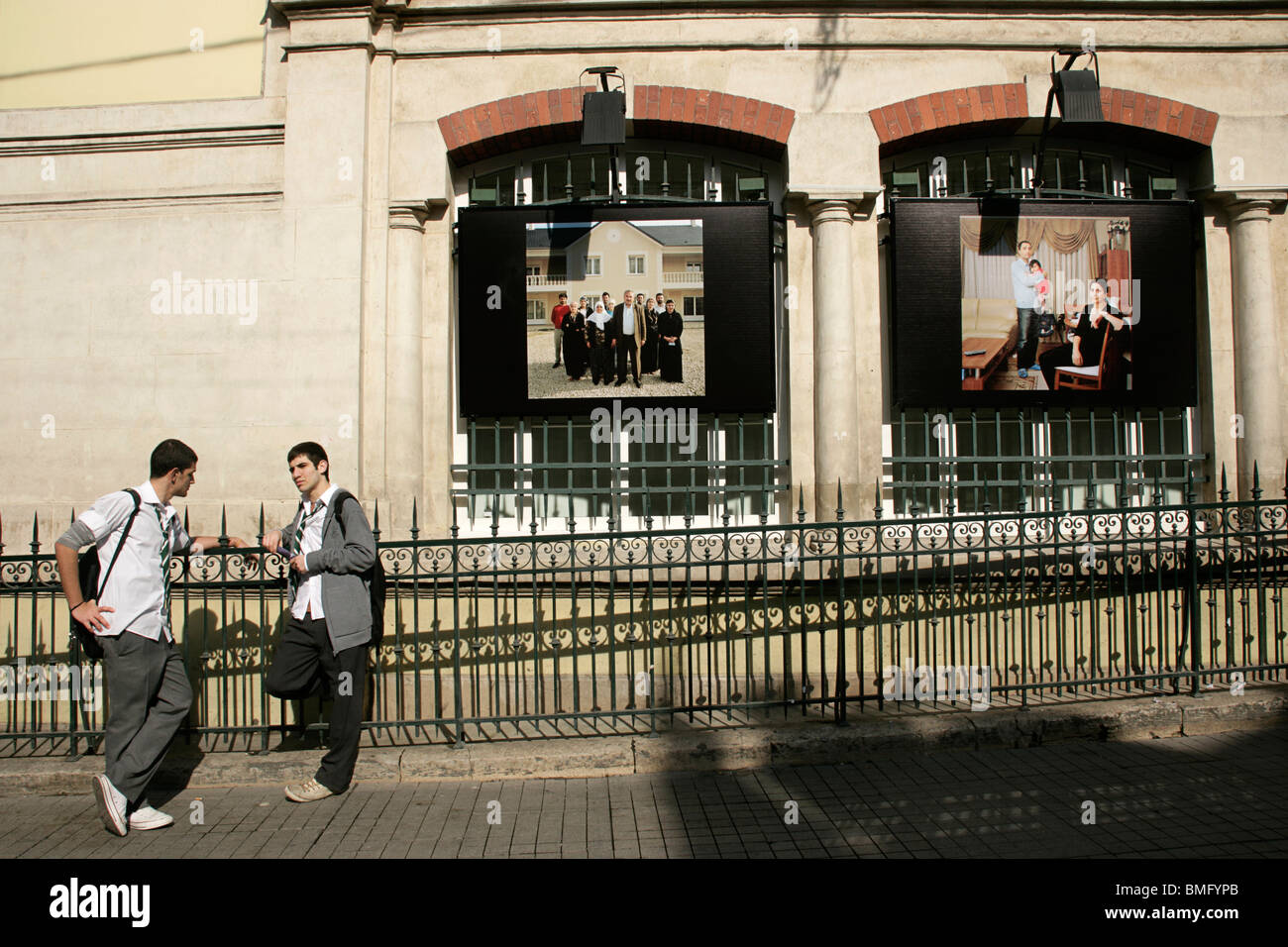 Türkische Schuljungen außerhalb der Ausstellung beim französischen Konsulat über die Istiklal Caddesi, Beyoglu, Istanbul, Türkei Stockfoto