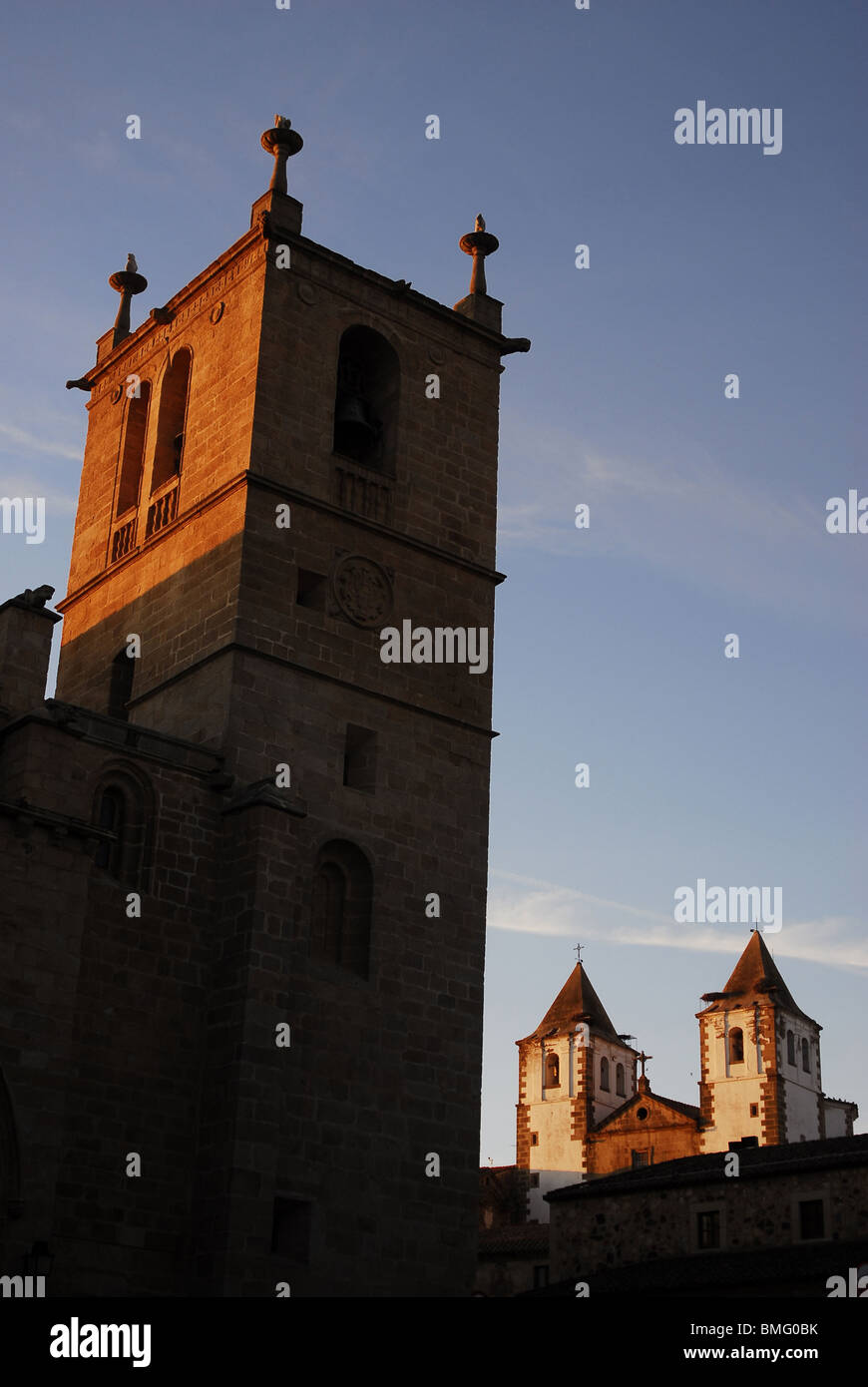 Concathedral von Santa Maria und der Kirche San Francisco Javier. Caceres. Region Extremadura, Spanien Stockfoto