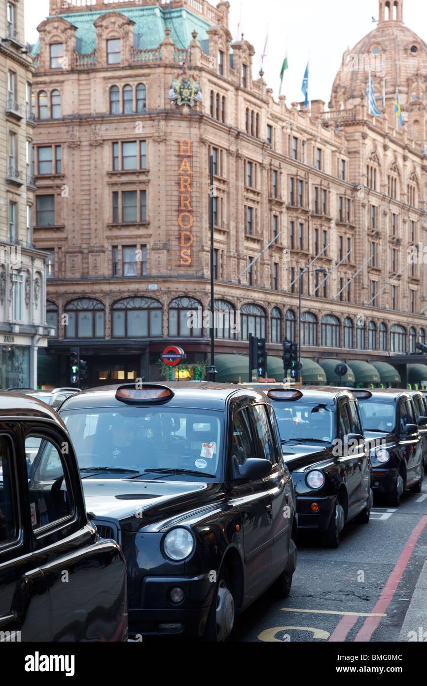 Taxis vor Kaufhaus Harrods in London Stockfoto