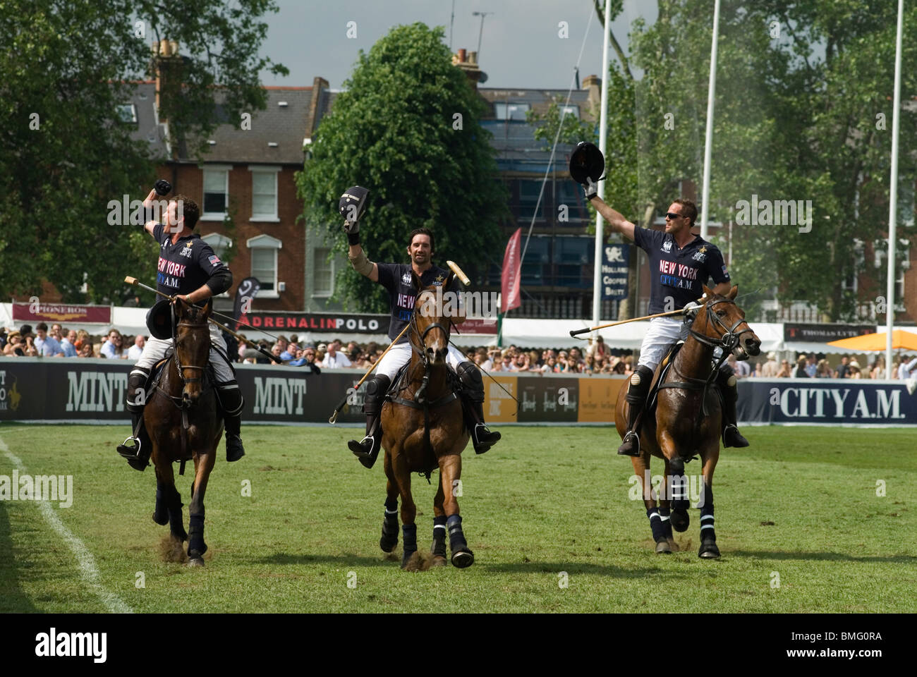 Polo im Park. Hurlingham Park, Fulham, London Jack Kidd, Henry Brett, Jamie Morrison. 2010, 2010ER, UK HOMER SYKES Stockfoto