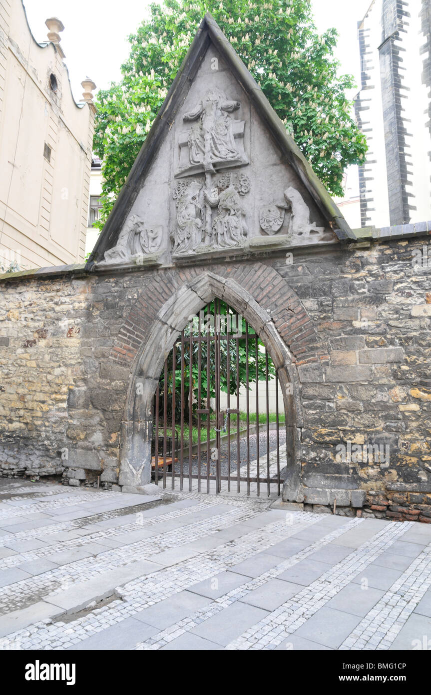 Dekorative Eingang zum Kirchhof, Prag, Tschechien, Ost Europa Stockfoto