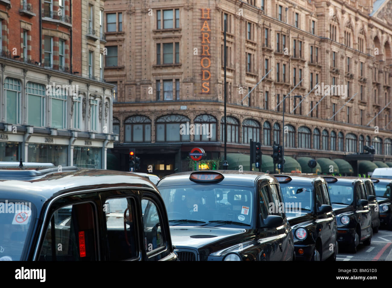 Taxis vor Kaufhaus Harrods in London Stockfoto
