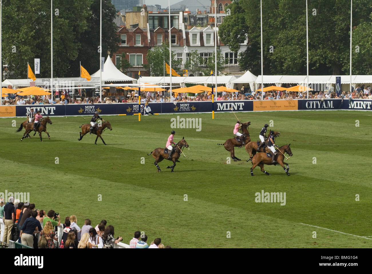 Polo im Park. Hurlingham Park Fulham London Uk IG Index Team Paris (rosa) Stadt AM Team neue HOMER SYKES Stockfoto