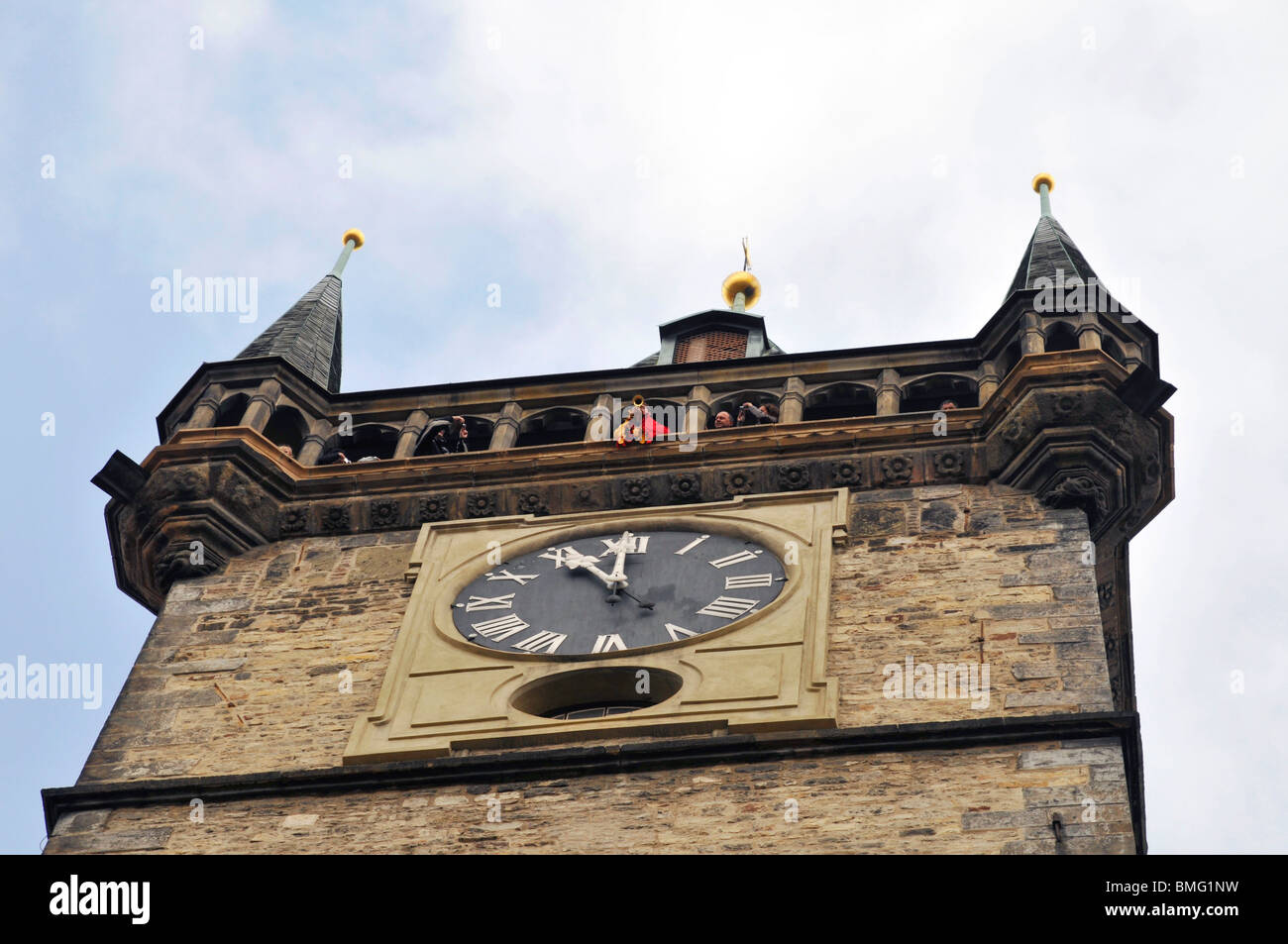 Trompeter Aufdrängend oben auf alten Rathausturm, Prag-Tschechische Republik-Ost-Europa Stockfoto
