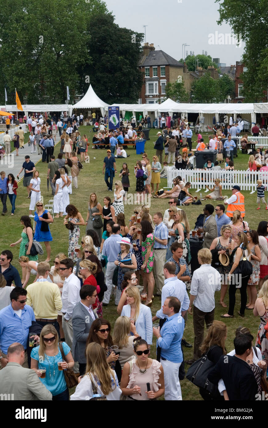 Mittelklasse Profis Wochenende Sommer UK. Londoner haben einen wohlhabenden Lebensstil. Polo in the Park, Zuschauer von Polo-Fans im Hurlingham Park, Fulham, London, England 2010s 2011 UK HOMER SYKES Stockfoto