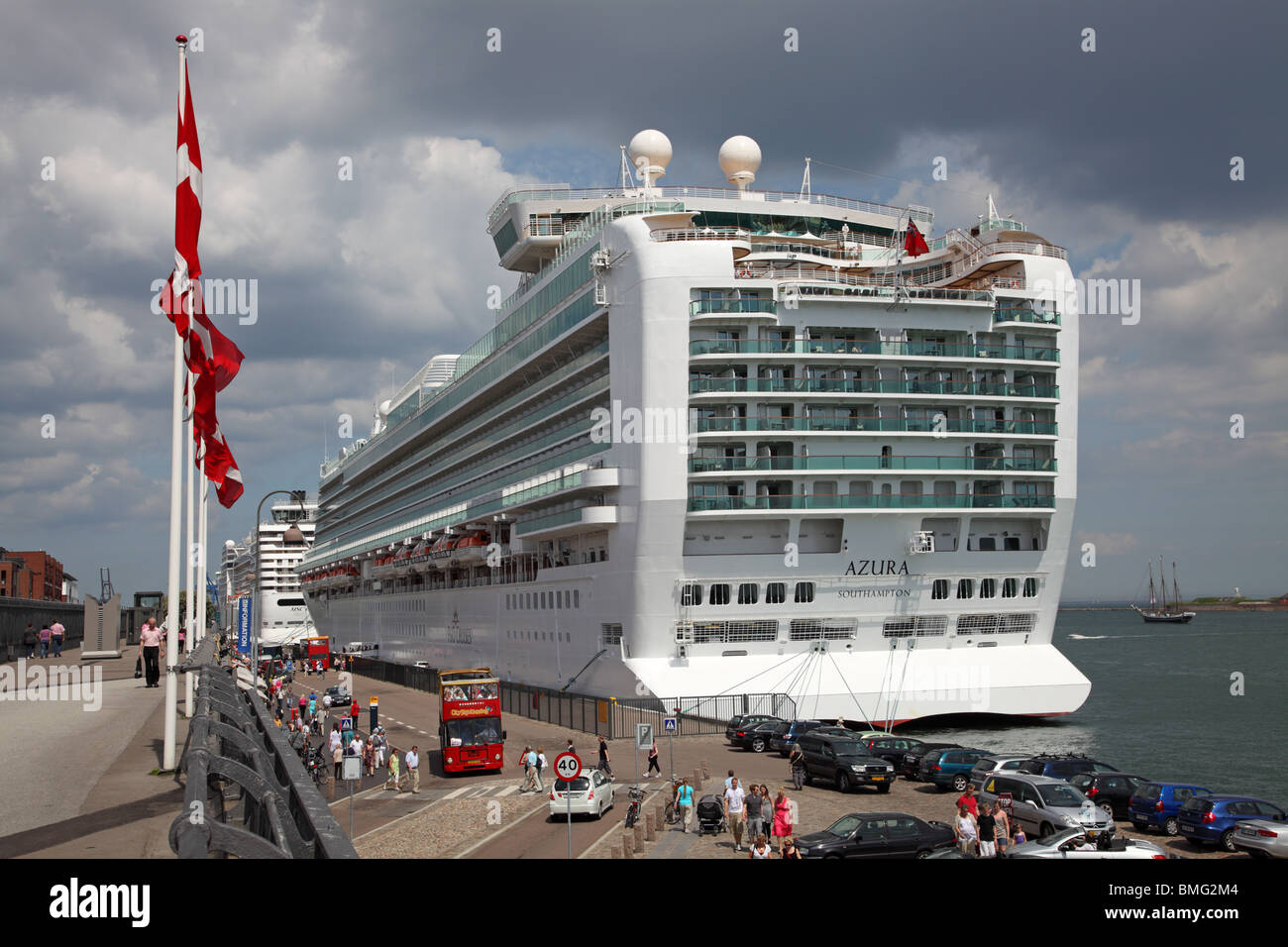 Das P&O Kreuzfahrtschiff MS AZURA, das im Hafen von Kopenhagen anruft. Langelinie Pier und Kai Kopenhagen Hafen an einem warmen Sommertag.. Stockfoto