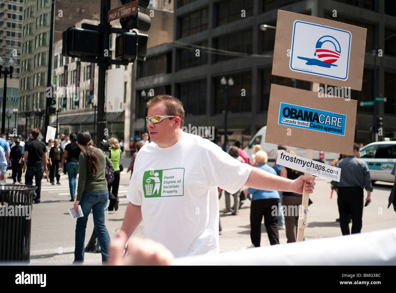 Mitglieder der Illinois Tea Party Bewegung Rallye Chicagos Daley Plaza auf Donnerstag, 15. April 2010. Stockfoto