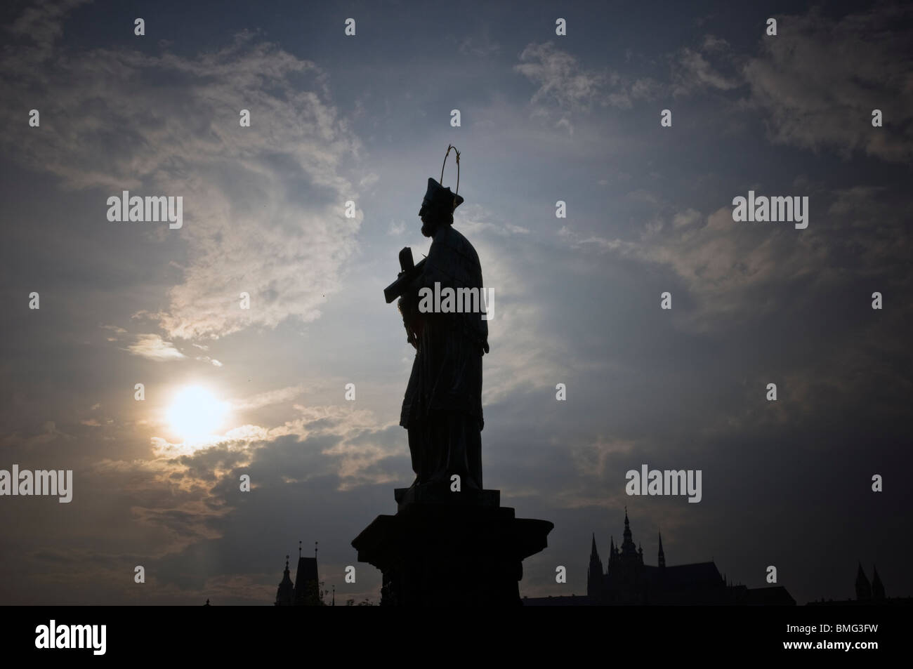 Statue des Hl. Johannes von Nepomuk auf der Karlsbrücke, Prag Tschechische Republik, Ost Europa Stockfoto