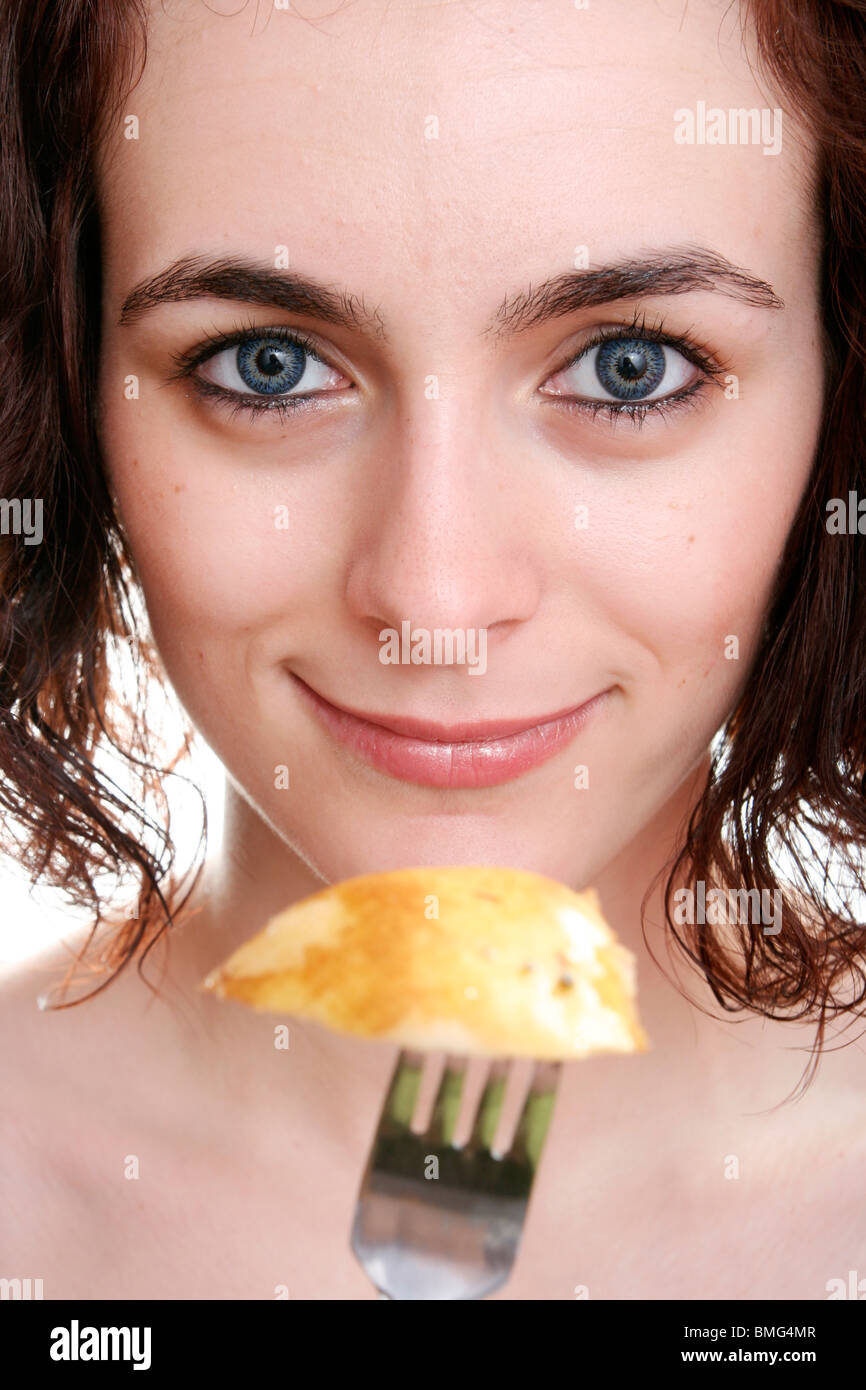 Frau, Essen lecker Birne mit Gabel Stockfoto